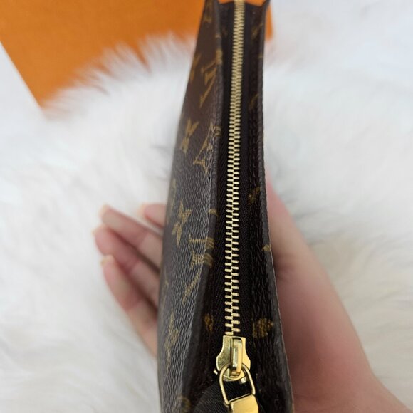 Louis Vuitton Monogram Toiletry Pouch 17 - Picture 8 of 17